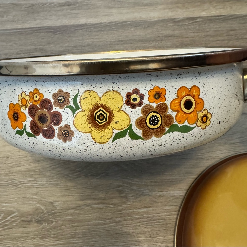 “SOLD” Vintage 1970's Harvest Blossom Enamel Floral Sauce Pan with Lid - Picture 8 of 11